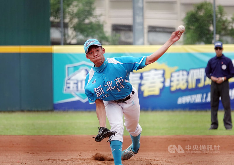 113年玉山盃全國青棒錦標賽新北市隊31日以3比2擊敗台北市隊，新北先發投手陳霆豪（圖）主投2.2局失1分，飆出生涯最速148公里、無關勝敗。中央社記者謝靜雯攝  113年5月31日