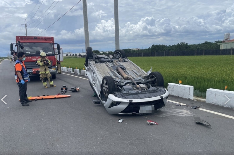 台南市麻豆區小娘媽廟旁無號誌路口31日上午發生2輛自小客車交通事故，其中1輛翻覆，遭通緝吳姓男子棄車逃逸，不久後被警方查獲並戒護送醫。（讀者提供）中央社記者楊思瑞台南傳真  113年5月31日