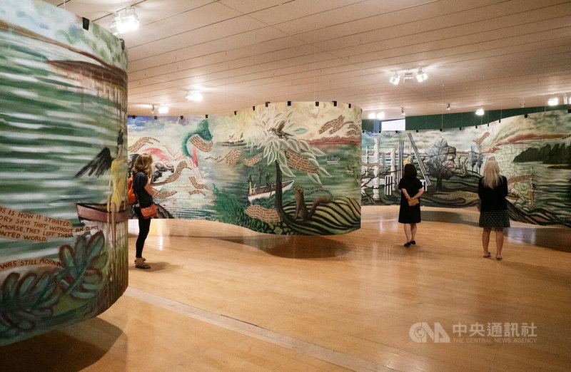 里昂當代美術館展出油畫「不回頭河」，畫布自天花板垂直懸掛，畫中長河宛如一條蛇，蜿蜒於展間。圖為「不回頭河」展覽現場一隅。中央社記者李若韻里昂攝  113年5月31日