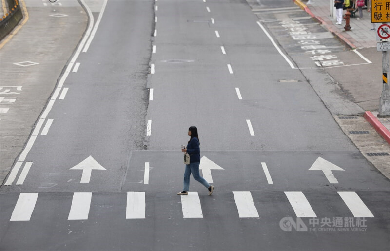 圖為台北市大同區行人過馬路。（中央社檔案照片）