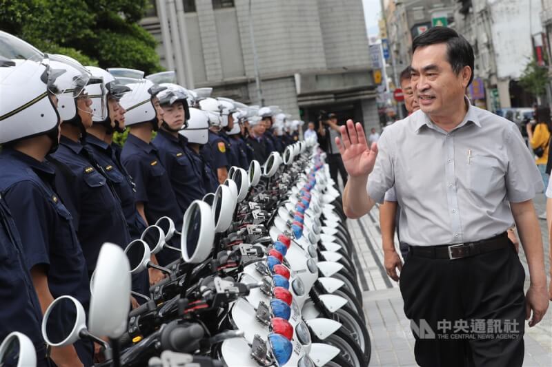 現任國際水利環境學院副執行長鄧家基（前右）獲提名出任考試委員。（中央社檔案照片）