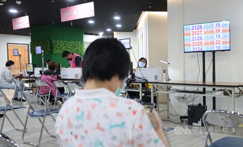 5月報稅季接近尾聲,財政部31日提醒尚未報稅的民眾,善用網路及多元繳稅管道盡速完成申報,透過網路申報的截止時間可到晚上12時。圖為民眾到財政部台北國稅局,在座位區等候叫號。中央社記者趙世勳攝 113年5月31日