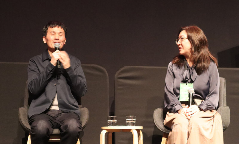 第3屆「墨爾本台灣影展」開幕播放台灣電影「小曉」,導演靳家驊(左)映後與觀眾對談,場面熱烈。中央社記者楊淳卉墨爾本攝 113年5月31日