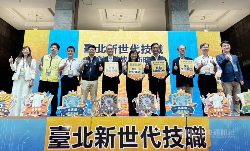 台北市教育局31日上午舉行技職教育科揭牌儀式，副市長林奕華（右5）期許未來技職教育朝向精緻化、適性化、智慧化及國際化，培育符合企業需求、幫助台灣產業升級的頂尖人才。中央社記者陳昱婷攝  113年5月31日