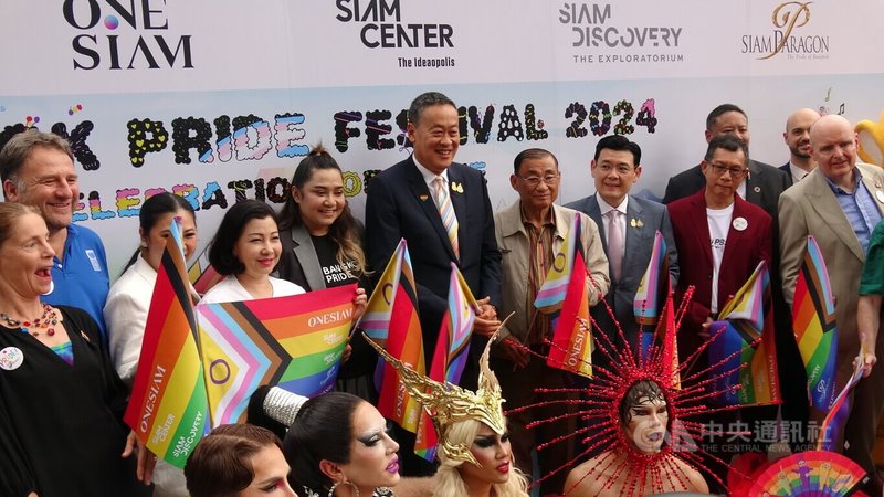 多個泰國LGBTQ（同性戀、雙性戀、跨性別者及酷兒）團體組成的主辦單位31日宣布曼谷同志驕傲月起跑，總理賽塔（中著黑色西裝者）出席記者會，展現力挺態度。中央社記者呂欣憓曼谷攝  113年5月31日