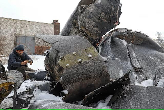 烏克蘭哈爾科夫州一名男子1月6日拍攝一枚不明飛彈零件。（路透社）