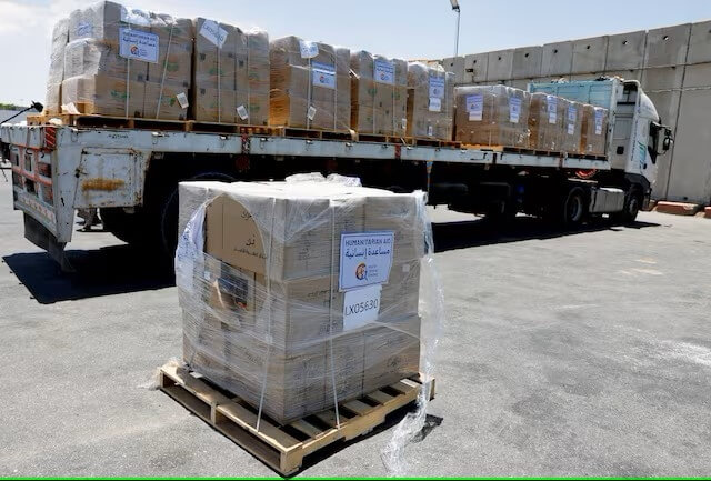以色列南部的克瑞沙洛關卡30日出現一輛埃及卡車，為加薩走廊運送人道援助物資。