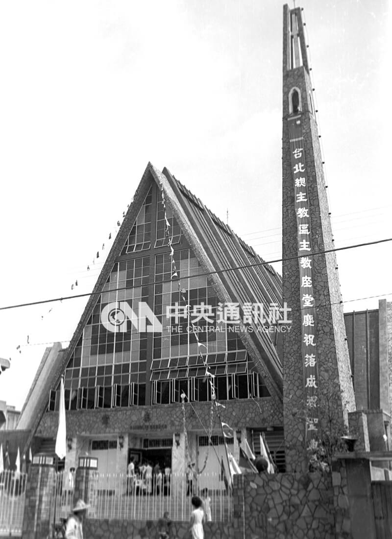 1961年新落成的「聖母無原罪堂」，三角形的玻璃帷幕造型別具特色。中央社記者秦炳炎攝 50年6月1日
