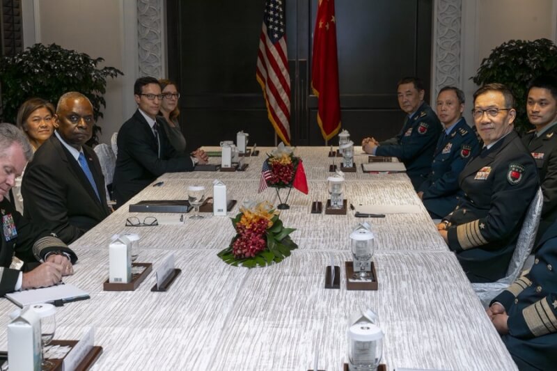 美國國防部長奧斯汀（左2）和中國國防部長董軍（右1）31日在新加坡舉行香格里拉對話會談。（圖取自x.com/SecDef）