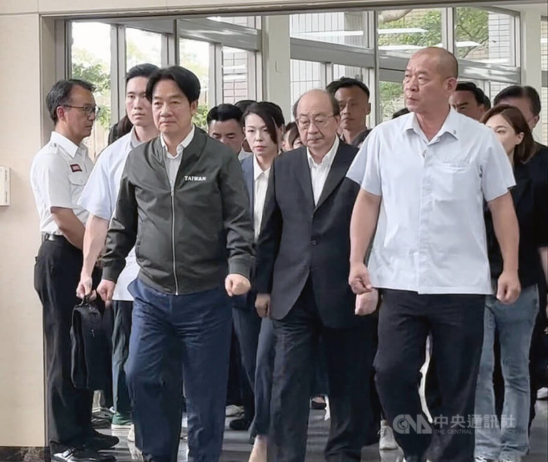 新竹市東區集合住宅「晴空匯」火警造成2名消防員殉職,總統賴清德(前左)31日到新竹市生命紀念園區羽化館致哀,民進黨立委柯建銘(右2)、新竹市長高虹安(後中)同行,結束後賴總統未受訪隨即離去。中央社記者郭宣彣攝 113年5月31日