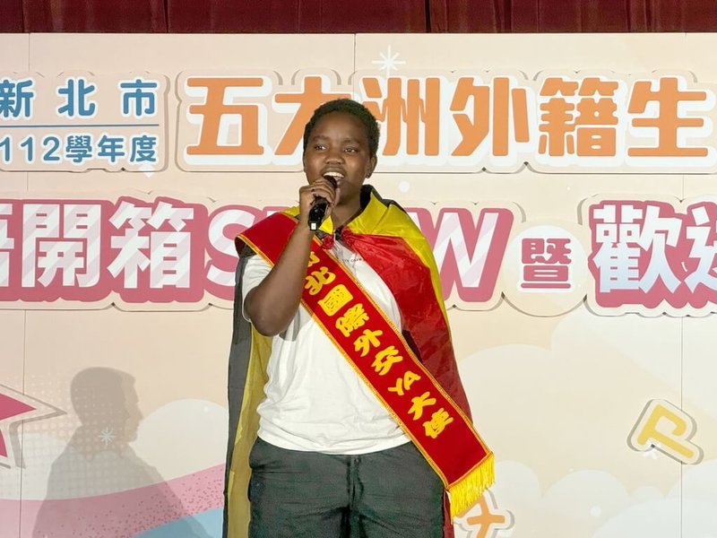 新北市教育局1日舉辦112學年度外籍生歡送會,來自烏干達的泰山高中外籍生Quine Elizabeth MULINDWA(張愛玲)現場獻唱中文歌曲「萍聚」。(新北市教育局提供)中央社記者黃旭昇新北市傳真 113年6月1日