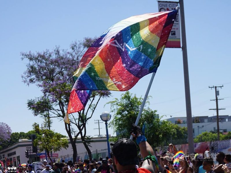 美國各地LGBTQ（同性戀、雙性戀、跨性別、酷兒）族群在每年6月慶祝同志驕傲月，舉辦遊行、音樂會、慶典等活動，顏色與彩虹相近的「同志驕傲旗」（Pride flag）是主要旗幟，圖為往年同志遊行照片。中央社記者林宏翰洛杉磯攝 113年6月1日