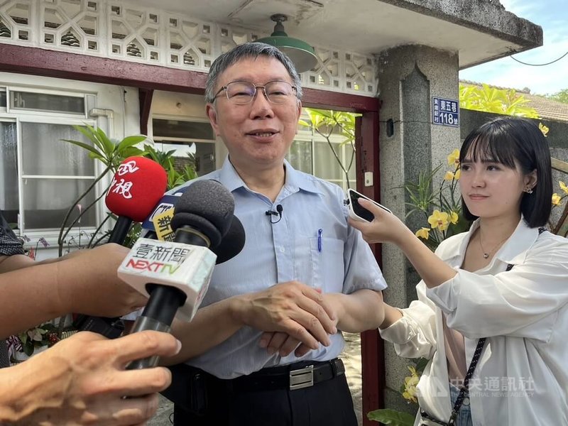 前台北市長柯文哲(左)1日到高雄看攝影個展,柯文哲步出藝廊後受訪,回應大巨蛋辦演唱會和京華城爭議等議題。他表示,大巨蛋本來就可以辦演唱會,但是要規劃、演習逃生計畫。中央社記者林巧璉攝 113年6月1日