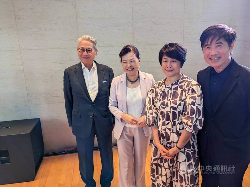 前經濟部長王美花(左2)在5月20日卸任後,於1日舉行的第22屆台新藝術獎頒獎典禮首度公開亮相,並與台新金董事長吳東亮(左1)合影。在台新金14日股東會改選後,王美花將轉任台新金獨董。中央社記者謝方娪攝 113年6月1日