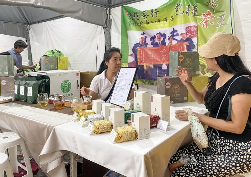 新北市政府1日在市民廣場舉辦好茶展售活動，儘管午後天氣陰雨，仍有不少人潮前往參觀選購，體驗茶香魅力。中央社記者黃旭昇新北市攝  113年6月1日