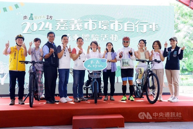 嘉義市響應世界自行車日，1日舉辦環市自行車道騎乘體驗活動，吸引逾500名民眾參與，由市長黃敏惠（中）等人鳴槍出發。中央社記者黃國芳攝  113年6月1日