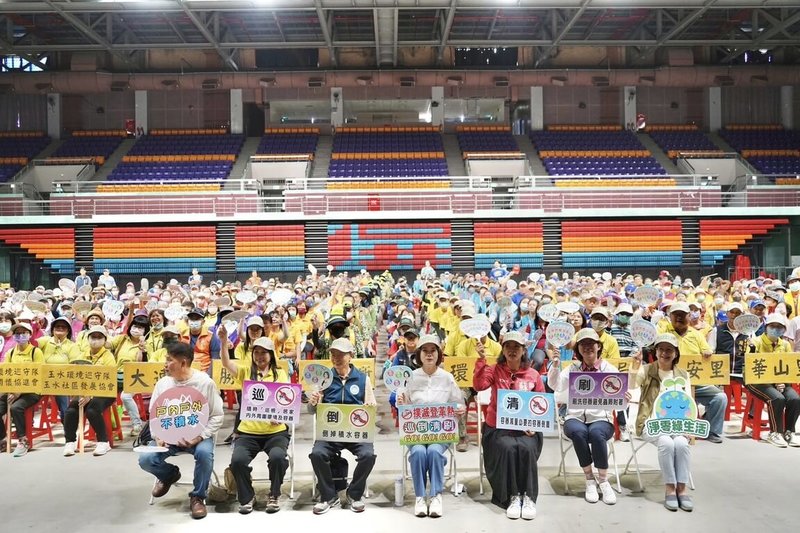 屏東縣政府1日在縣立體育館舉辦「登革熱孳生源清除誓師大會」，動員縣府人員、志工及當地居民共786人，將在多個地點進行環境清潔。（屏東縣政府提供）中央社記者黃郁菁傳真  113年6月1日