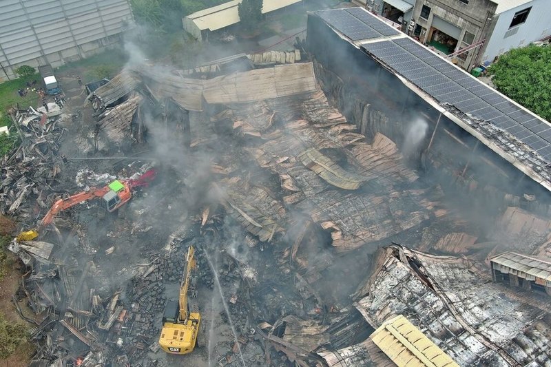 台南市永康區1日有工廠發生火警，火勢猛烈，一路延燒印刷、機械、塑膠等5間廠房，燃燒面積近1000坪，所幸未傳無人傷亡，起火原因仍有待調查釐清。（台南市消防局提供）中央社記者張榮祥台南傳真  113年6月1日