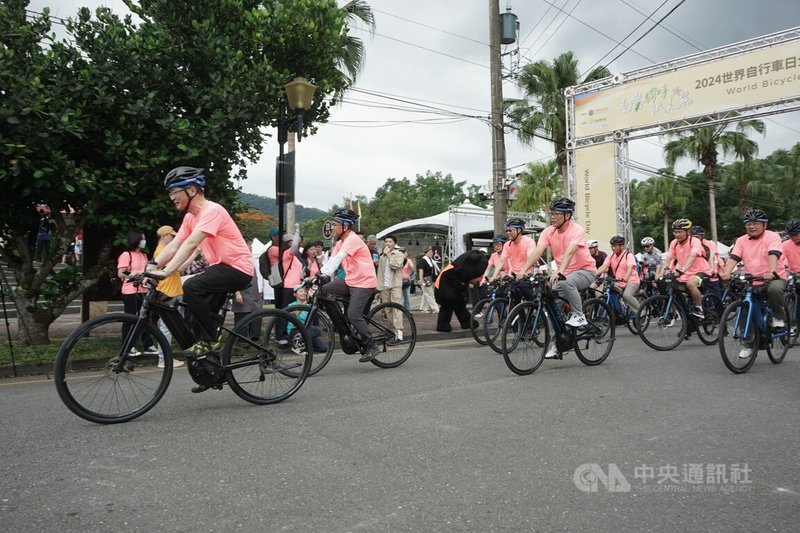 交通部觀光署響應世界自行車日，選定花蓮鯉魚潭為主場活動，1日與9縣市同時啟動，共46段環台路線及國家風景區多元路線同步串聯，邀民眾騎自行車深入在地旅遊。中央社記者張祈攝  113年6月1日