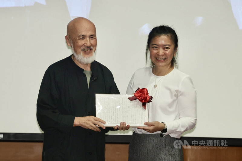 雄獅美術創辦人李賢文(左)1日在台北將新書「走在臺灣美術的最前面:雄獅美術李賢文的回憶」手稿捐贈給國家圖書館典藏,由國家圖書館館長王涵青(右)代表接受。中央社記者王飛華攝 113年6月1日