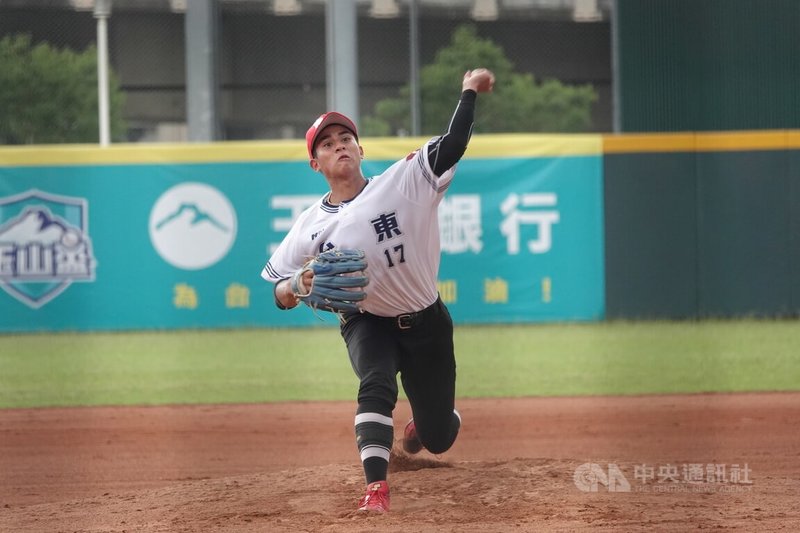 113年玉山盃全國青棒錦標賽台東縣隊左投李育朋（圖）1日先發主投5局失1分，率隊以3比1擊敗嘉義縣、敗部續命。中央社記者謝靜雯攝  113年6月1日