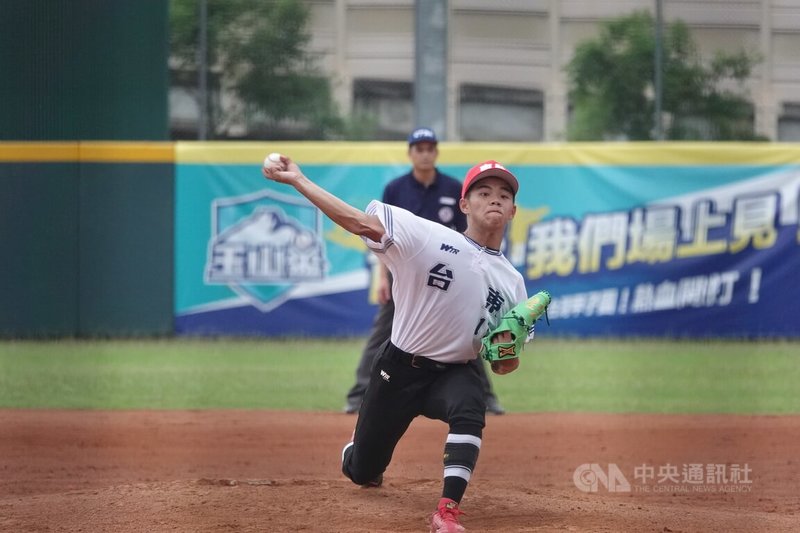 113年玉山盃全國青棒錦標賽台東縣隊後援投手陽宇（前）1日比賽一登板就連飆3次三振，7局雖被敲出安打，但製造雙殺後再飆出三振，總計投2局飆4K無失分，替球隊守住勝利。中央社記者謝靜雯攝  113年6月1日