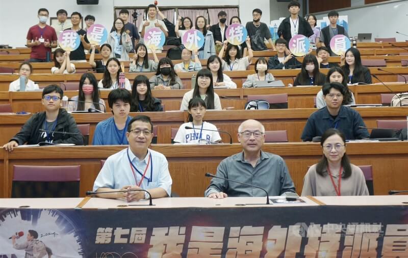 由中央通訊社主辦的「我是海外特派員」培訓營南區場,1日起連2天在中華電信學院高雄所舉行,今年主題抓緊「AI世代媒體識讀」、「淨零碳排邁向永續」、「擴增海外實習名額」等3大主軸,與會講師、學員等開心合影。中央社記者林巧璉攝 113年6月1日