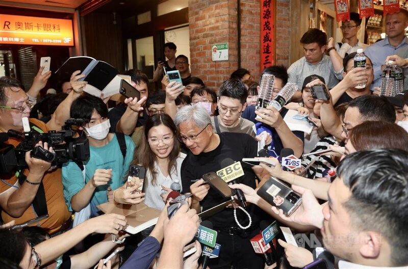 辉达执行长黄仁勋（中黑衣者）5月30日晚间在台北宴请台湾重要伙伴，期间也走出店外向现场民众及媒体致意，对于签名、合照要求皆来者不拒。中央社记者张皓安摄 113年5月30日