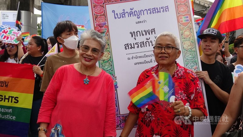 6月是全球的同志驕傲月(Pride Month),曼谷同志驕傲大遊行1日下午在鬧區街頭登場,年長的同性伴侶也上街參與遊行。中央社記者呂欣憓曼谷攝 113年6月1日