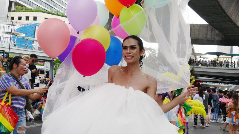 6月是全球的同志驕傲月(Pride Month),曼谷同志驕傲大遊行1日下午在鬧區街頭登場,由於泰國今年有很高的機率同婚會合法化,民眾因此穿上婚紗參與遊行。中央社記者呂欣憓曼谷攝 113年6月1日