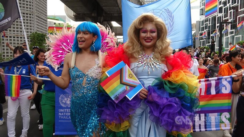 6月是全球的同志驕傲月(Pride Month),曼谷同志驕傲大遊行1日下午在鬧區街頭登場,扮裝皇后裝扮花俏參與遊行。中央社記者呂欣憓曼谷攝 113年6月1日