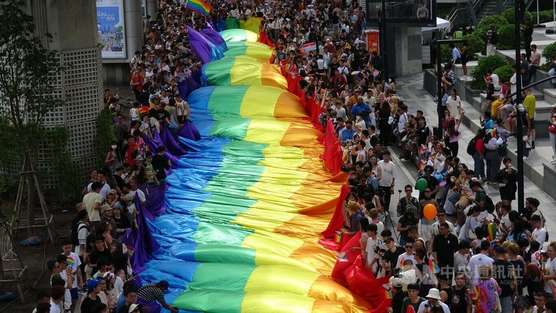 6月是全球的同志驕傲月（Pride Month），曼谷同志驕傲大遊行1日下午在鬧區街頭登場，長達百公尺覆蓋住道路的彩虹旗是遊行焦點。中央社記者呂欣憓曼谷攝 113年6月1日