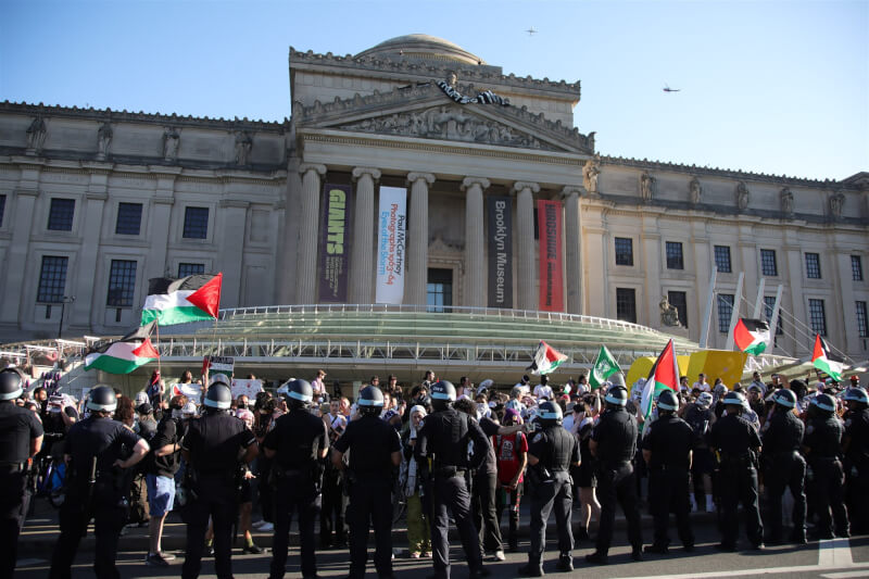親巴勒斯坦抗議人士5月31日占領布魯克林博物館部分區域。（法新社）