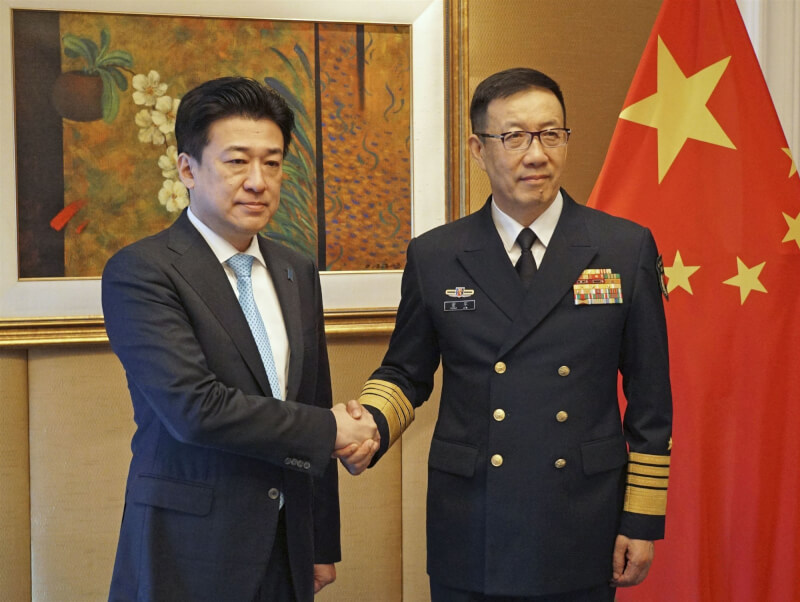 日本防衛大臣木原稔1日與中國國防部長董軍在新加坡會晤。（共同社）