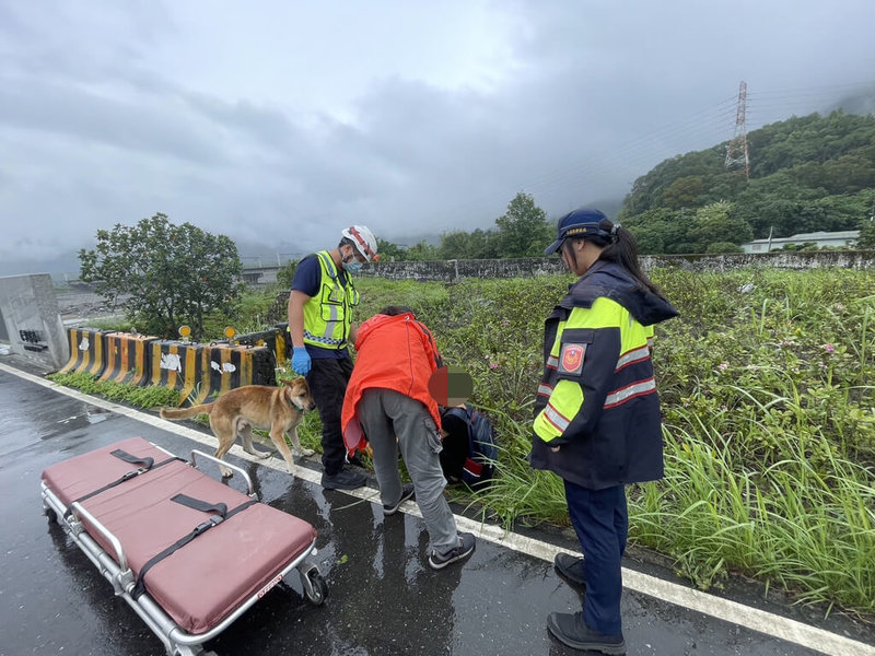 台版忠犬小八在花蓮上演,鳳林派出所日前接獲民眾報案指有人路倒,警員到場只見一隻米克斯犬在附近徘徊,上前查看發現黃姓男子躺臥在草叢裡,當救護人員救護評估時,這隻狗始終守候在主人身邊。(花蓮縣警察局提供)中央社記者李先鳳傳真 113年6月2日