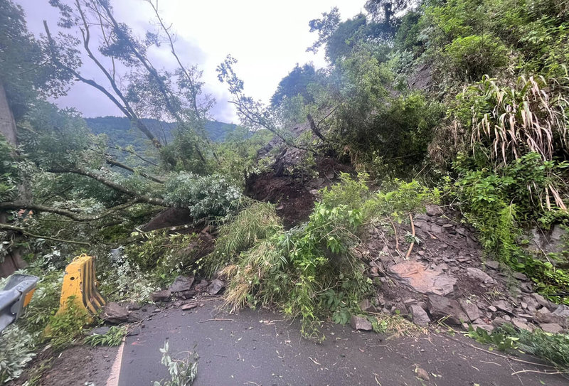 南投縣仁愛鄉投89線力行產業道路38公里處1日坍方，交通中斷，工程單位原預定2日搶通，不過上午山區持續下大雨，搶修工程喊停，仁愛鄉發祥村對外交通仍中斷。（民眾提供）中央社記者吳哲豪傳真  113年6月2日