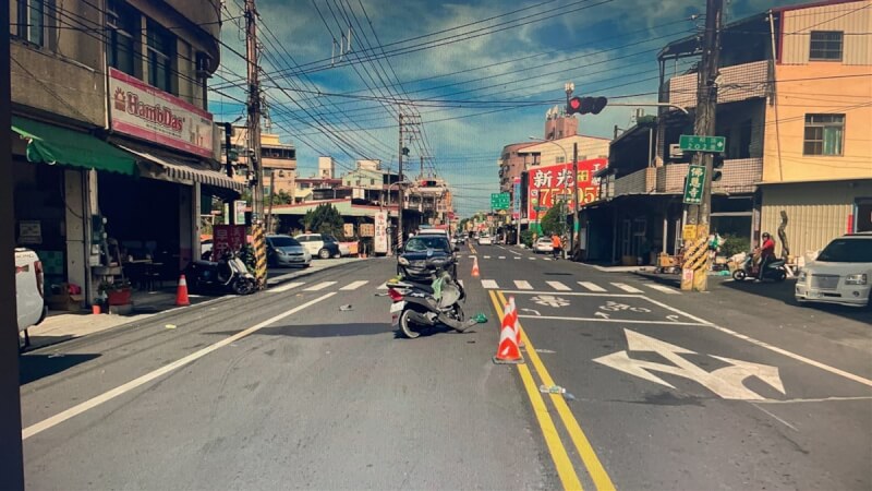 屏東楊姓男子1日騎車行經內埔鄉菜市場附近,左轉時不慎撞上直行汽車,楊男重摔落地輕傷,警方查出楊男酒測值達每公升0.69毫克,訊後送辦。(內埔警分局提供)中央社記者李卉婷傳真 113年6月2日