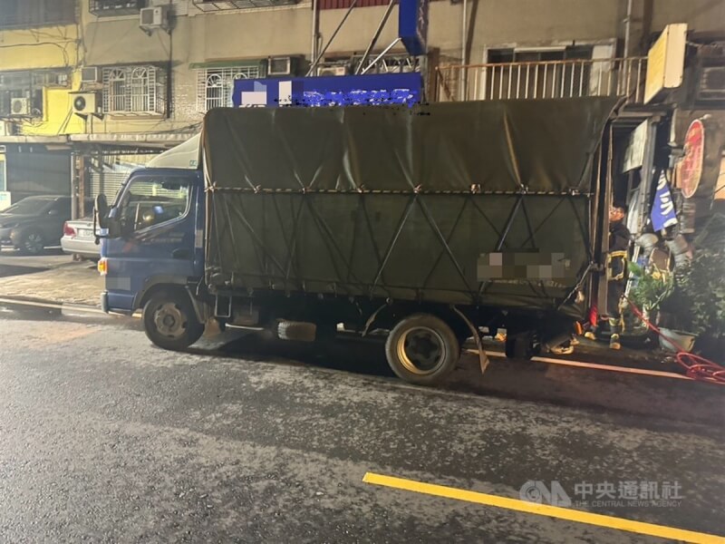 新北市樹林區一名女貨車司機2日凌晨卸貨時，不知何故遭車後電動尾門夾住頭部，當場沒有呼吸心跳，經警消防搶救脫困送醫急救。（翻攝照片）中央社記者王鴻國傳真 113年6月2日