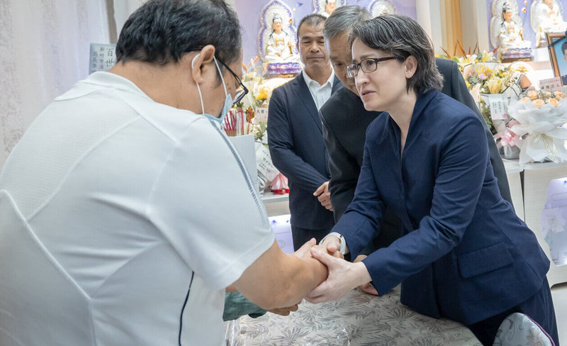 副總統蕭美琴（右）2日前往新竹弔唁因日前「晴空匯」住宅大樓發生火警而不幸殉職的2名消防員，並向家屬表達深切哀悼及慰問。（總統府提供）中央社記者葉素萍傳真  113年6月2日