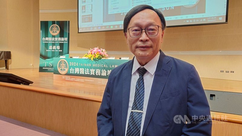 嘉義市衛生局2日舉辦2024台灣醫法實務論壇,大林慈濟醫院長賴寧生(圖)表示,沒有醫護人員會故意將病人醫死,醫療事故預防及爭議處理法實施後將事先調解內容列入司法調查的依據,可以有效減少醫療糾紛。中央社記者蔡智明攝 113年6月2日