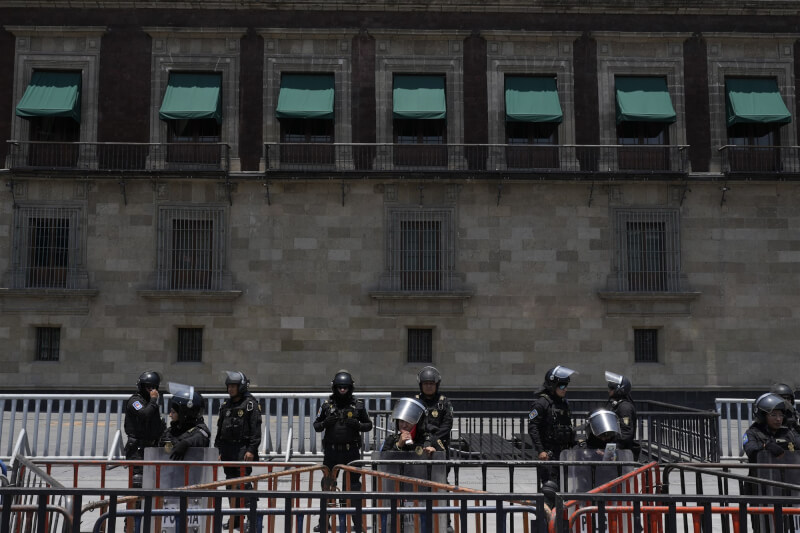 墨西哥近期選舉暴力事件激增，警衛1日駐守在國家宮外。（美聯社）