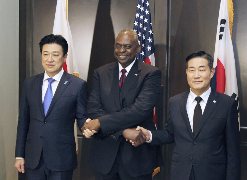日本防衛大臣木原稔（左起）、美國國防部長奧斯汀、南韓國防部長申源湜2日在新加坡進行會談。（共同社）