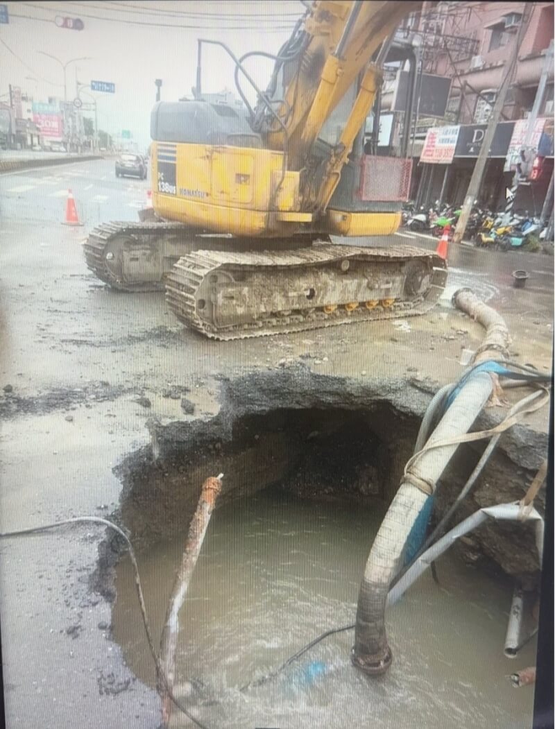 高雄市岡山區岡山路和成功路口因地下鋼管漏水出現坑洞，台灣自來水公司進行管線修理，預計2日下午3時恢復供水。（高雄市工務局提供）中央社記者蔡孟妤傳真 113年6月2日