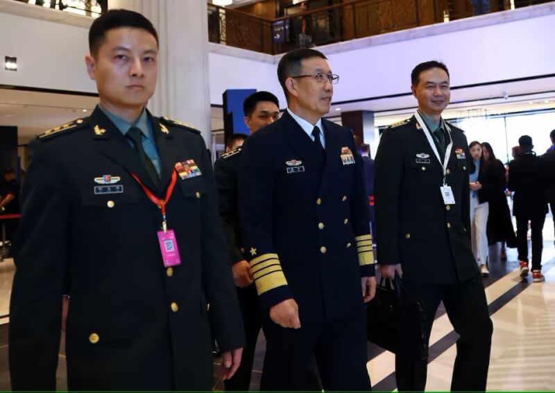 中國國防部長董軍（中）5月31日出席新加坡香格里拉對話會議。（路透社）