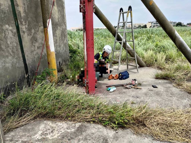 中央廣播電台鹿港分台久未運作，日前發現輸送天線遭竊，警方3日獲報前往查看，在機房旁發現盧姓竊嫌施打毒品及竊盜工具，訊後坦承犯案，全案移請彰檢偵辦。（警方提供）中央社記者鄭維真傳真  113年6月3日