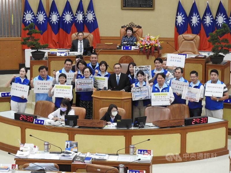 新北市議會3日進行市政總質詢，國民黨團進行聯合質詢時，新北市長侯友宜（中，站者）對於多項社會福利措施都承諾放寬。中央社記者王鴻國攝  113年6月3日