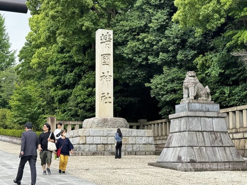 日本靖國神社一根石柱日前遭人撒尿、塗鴉，日本警方正以毀損器物偵辦。傳出涉案男子疑為一名中國網紅。中央社記者楊明珠東京攝  113年6月3日