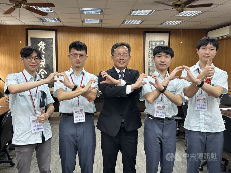 台積電及輝達（NVIDIA）執行長黃仁勳引發全台風潮。台中一中今年有14人錄取台灣大學電機工程學系，校長林隆諺（中）3日表示，學生對系所選擇，會隨著當年熱門新聞有所變化。中央社記者趙麗妍攝  113年6月3日