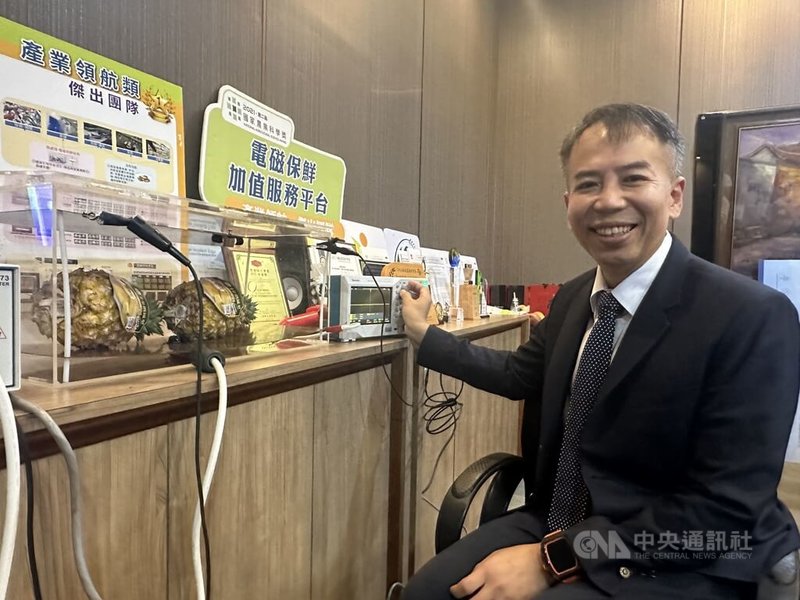 中興大學食品暨應用生物科技學系特聘教授謝昌衛(圖)3日指出,傳統蔬果保鮮技術往往在解凍後出現質地劣化情況,電磁保鮮技術可讓解凍後的農產加工品宛如新鮮現切。中央社記者趙麗妍攝 113年6月3日