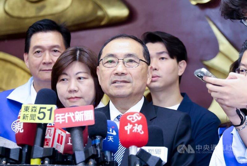 新北市長侯友宜（前）針對2026年新北市長接班人選問題表示，台北市副市長李四川、新北市副市長劉和然都都在市府工作很長一段時間，2人都是表現傑出的優秀人才，離選舉還有很長一段時間，大家全力拚市政。中央社記者王鴻國攝  113年6月3日